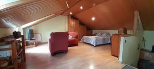 a attic room with a bed and a room with a bed sqor at Casa de Abril 1 in San Cristóbal de Valdueza