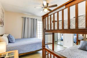 Un dormitorio con dos literas y un ventilador de techo. en Furnished Sunroom with TV! Canal-Front Bradenton Gem, en Tidy Island 27 fotos más