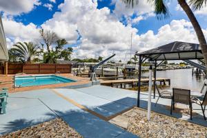 una casa con piscina junto a un puerto deportivo en Furnished Sunroom with TV! Canal-Front Bradenton Gem, en Tidy Island