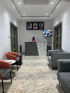 Una televisión o centro de entretenimiento en Old Soja Residence Uyo