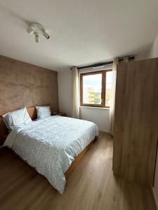 Ένα ή περισσότερα κρεβάτια σε δωμάτιο στο T4 top floor with terrace & parking Ostwald