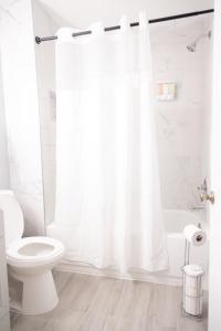 Ένα μπάνιο στο Pet-friendly Lakeland Stay King Bed Cozy Court