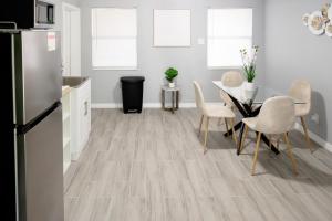 Η κουζίνα ή μικρή κουζίνα στο Pet-friendly Lakeland Stay King Bed Cozy Court +20 φωτογραφίες