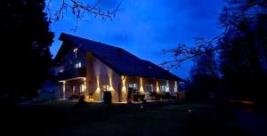 ein Haus, das nachts mit Lichtern beleuchtet ist in der Unterkunft O'Toole's, Plitvice in Korenica