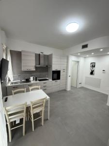 Køkken eller tekøkken på Appartamenti Rugacesio 24 - Appartamento A