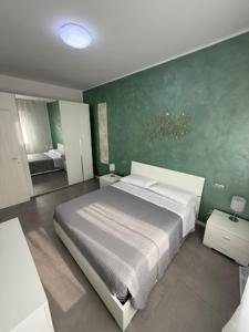 En eller flere senge i et værelse på Appartamenti Rugacesio 24 - Appartamento A