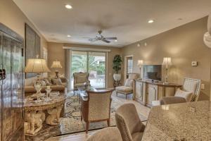 un soggiorno con un divano e un tavolo di Private Villa at Corte Bella Country Club a Sun City West