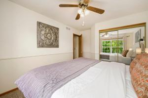 una camera da letto con un letto e un ventilatore a soffitto di Shady Grove with 4 King Beds, Dog Run and Outdoor Fun a Kings Corner