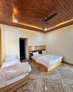 穆索里Rana farm house的天花板客房内的两张床