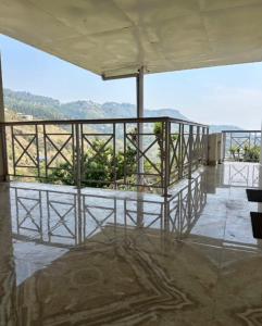 穆索里Rana farm house的带阳台的房间