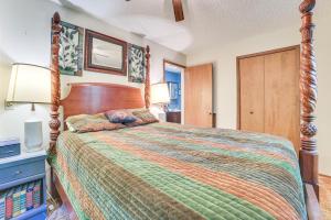 Postel nebo postele na pokoji v ubytování Indoor Pool Access Cabin in Lakes of the North! + 26 fotografií