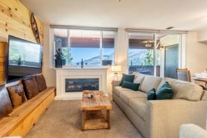 ein Wohnzimmer mit Sofa und Kamin in der Unterkunft Bridges 107 in Mammoth Lakes