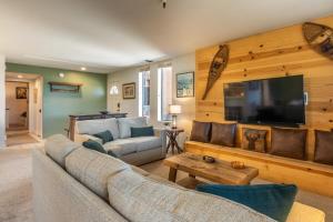 ein Wohnzimmer mit Sofa und Flachbildfernseher in der Unterkunft Bridges 107 in Mammoth Lakes