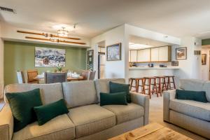 ein Wohnzimmer mit Sofa und eine Küche in der Unterkunft Bridges 107 in Mammoth Lakes + 36 Fotos