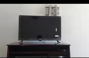 Ein Flachbildfernseher steht auf einem Tisch. in der Unterkunft Mariam House in Chatham