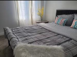 Un dormitorio con una cama grande con ventana. en Mariam House, en Chatham