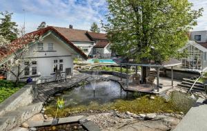 una casa con piscina e parco giochi di Holiday apartment in Jessheim a Jessheim Altre 3 foto