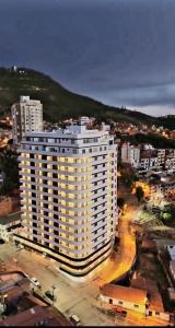 un gran edificio blanco en una ciudad por la noche en Fantastico, con balcones y bellas vistas, en Sucre