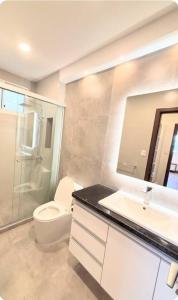 Un baño con inodoro, lavabo y ducha. en Fantastico, con balcones y bellas vistas, en Sucre