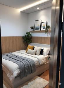 Ένα ή περισσότερα κρεβάτια σε δωμάτιο στο HOMY guesthouse cirebon