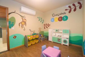 a room with a childrens room with a play area at Pousada Caiçara in Abraão