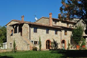 an old stone house with two chimneys at B&B La Collina in Bibbiena