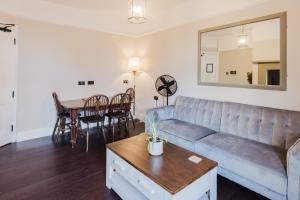 Ruang duduk di Grace's Guesthouse The Suite Room 6