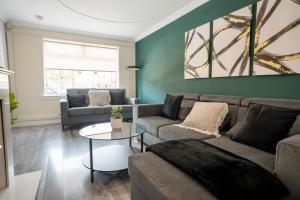 una sala de estar con un sofá y una mesa en Beechwood House, en Cadzow