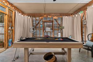mesa de ping pong en una habitación con mesa de billar en Bauern Haus - Game Room Fire Pit & More, en Fredericksburg