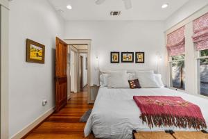 Un dormitorio blanco con una cama grande y una ventana. en Bauern Haus - Game Room Fire Pit & More, en Fredericksburg