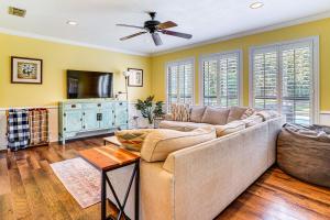 Χώρος καθιστικού στο Patio and Yard Family Home 12 Mi to ATandT Stadium!