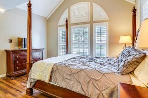 Ένα ή περισσότερα κρεβάτια σε δωμάτιο στο Patio and Yard Family Home 12 Mi to ATandT Stadium! +20 φωτογραφίες