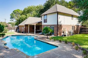 Πισίνα στο ή κοντά στο Patio and Yard Family Home 12 Mi to ATandT Stadium!