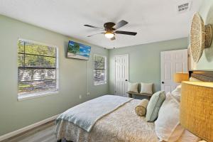 Un dormitorio con una cama y un ventilador de techo. en Hilton Head 3BR Retreat – Pool Dining Shops, en Hilton Head Island