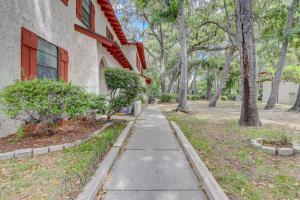Κήπος έξω από το Renovated 2BR Hilton Head Home – Walk to Shops
