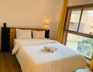 Un dormitorio con una cama con una toalla encima. en Appartement Prestigia Saphir Vue Piscine 3 Chambres, en Marrakech