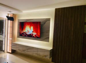 Una chimenea en una sala de estar con chimenea. en Appartement Prestigia Saphir Vue Piscine 3 Chambres, en Marrakech
