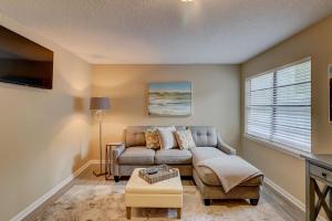 Μια τηλεόραση ή/και κέντρο ψυχαγωγίας στο Renovated 2BR Hilton Head Home – Walk to Shops