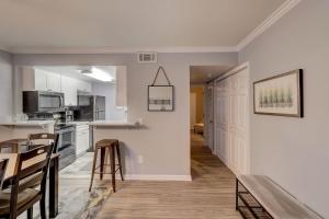 Η κουζίνα ή μικρή κουζίνα στο Renovated 2BR Hilton Head Home – Walk to Shops
