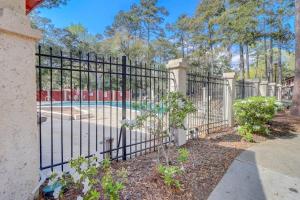 Una valla negra con una piscina detrás. en Family 2BR Retreat Near Beach Pool – Hilton Head, en Hilton Head Island