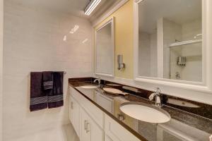 Un baño con dos lavabos y un espejo grande. en Family 2BR Retreat Near Beach Pool – Hilton Head, en Hilton Head Island 17 fotos más