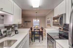 Кухня или мини-кухня в Hilton Head 2BR Townhouse Walk to Shops Dining
