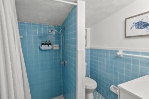 Ванная комната в Nautical 3-Bedroom Hideaway only 10min to the Beach! +20 фотографий