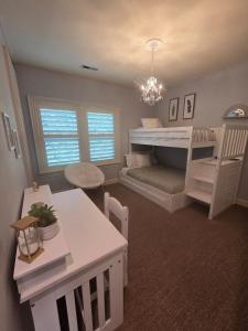 una camera da letto con un letto a castello e una scrivania di Luxury Family Estate Near PDX, Theater, Sauna & Game Room a Happy Valley