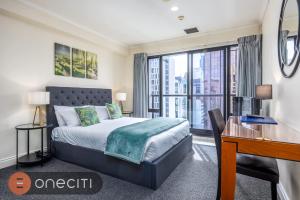 Postel nebo postele na pokoji v ubytování Queen Street City View Studio with AC, Pool and Gym