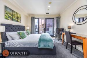 Postel nebo postele na pokoji v ubytování Queen Street City View Studio with AC, Pool and Gym