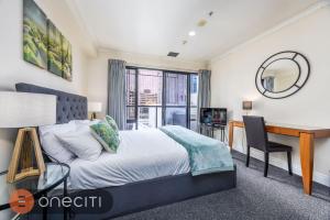 Postel nebo postele na pokoji v ubytování Queen Street City View Studio with AC, Pool and Gym