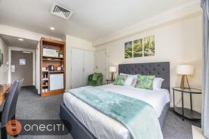 Postel nebo postele na pokoji v ubytování Queen Street City View Studio with AC, Pool and Gym