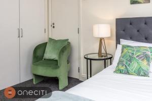 Ένα ή περισσότερα κρεβάτια σε δωμάτιο στο Queen Street City View Studio with AC, Pool and Gym +11 φωτογραφίες