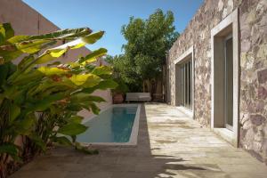 a swimming pool in the courtyard of a house at Villa Quetzalpapalotl - Alberca Privada in Pérula